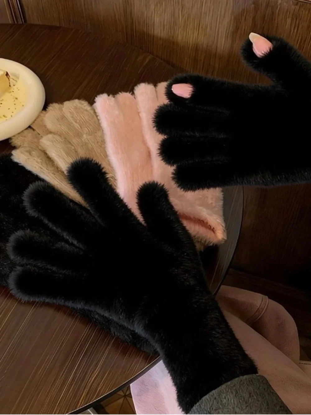 💞 New Pair of Women’s Cozy Black Plush Touch Screen Gloves